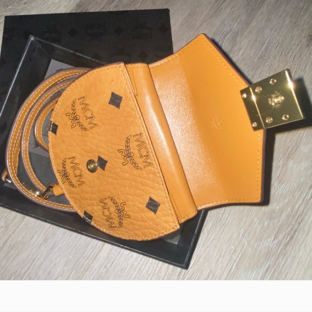 Crossbody Wallet - Picture 2 of 11